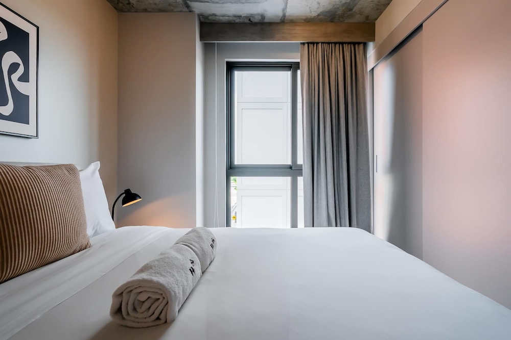 w Stunning 2BR w Great Deco in Centriqo