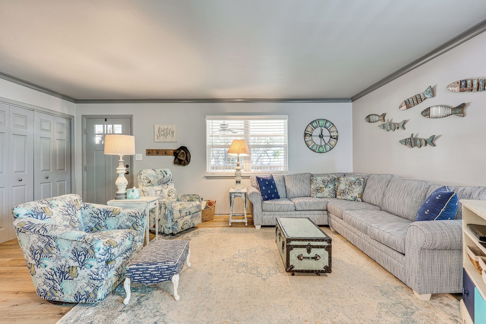 Play & Unwind, Oak Island Home < 2 Mi to Beach!