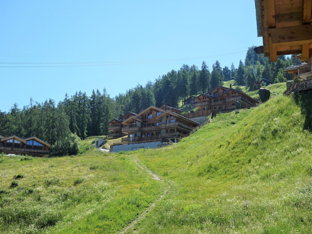 5-bedroom Apartment in Veysonnaz