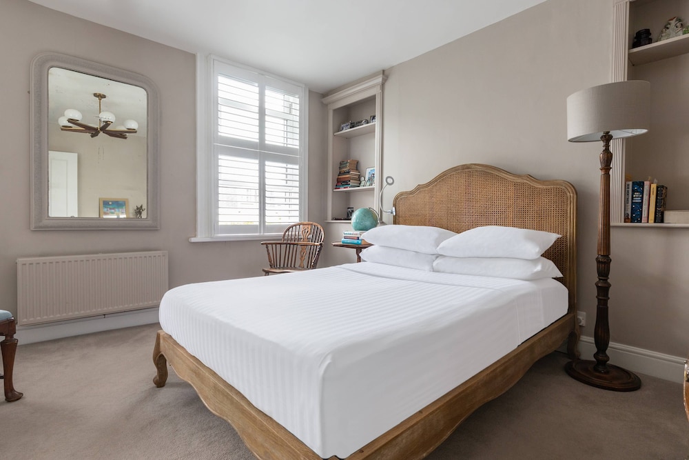 Tetcott Road by Onefinestay