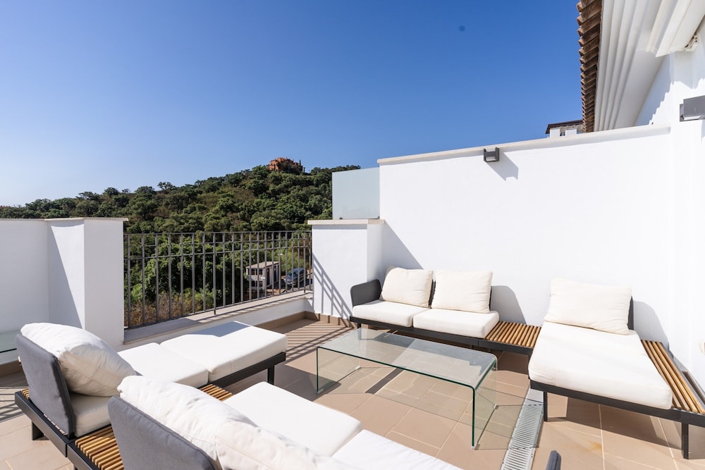 Modern Apartment With Balcony