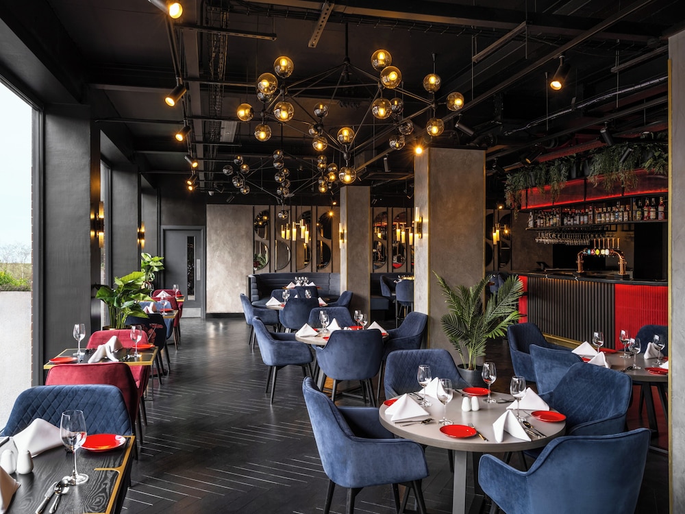 Crawley Vacations - Radisson RED London Gatwick Airport - Property Image 5