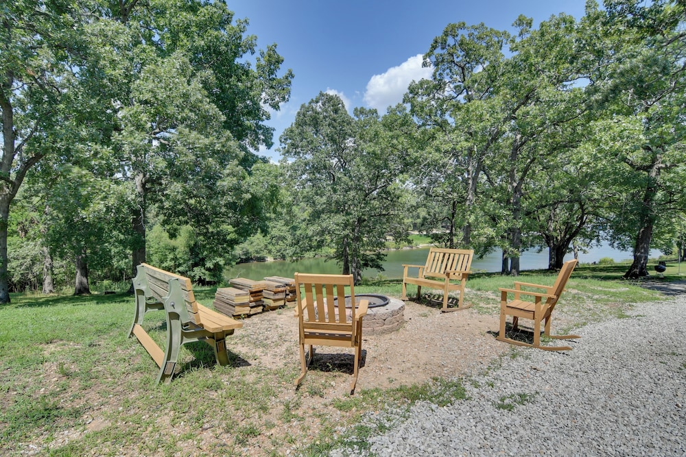 Charming Studio w/ Pool & Table Rock Lake Access!