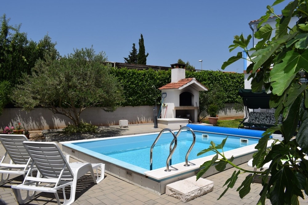 Den - With Pool - C3 view 3