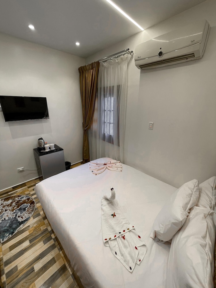 Basha Pyramids INN