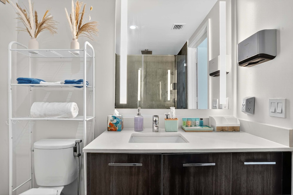 CBD Luxepad Penthouse Studio 1 King Bed Gorgeous Bay Views Pool Hottub Gym Restaurants