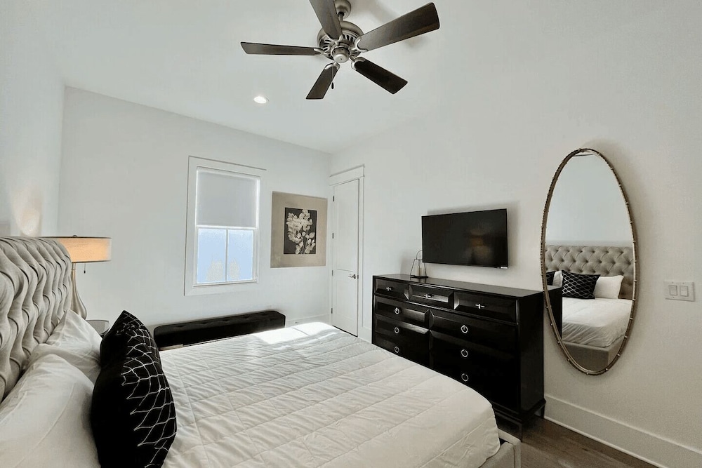 Casa d' Azure by Avantstay Sleeps 18, Private Pool, Golf Cart Included