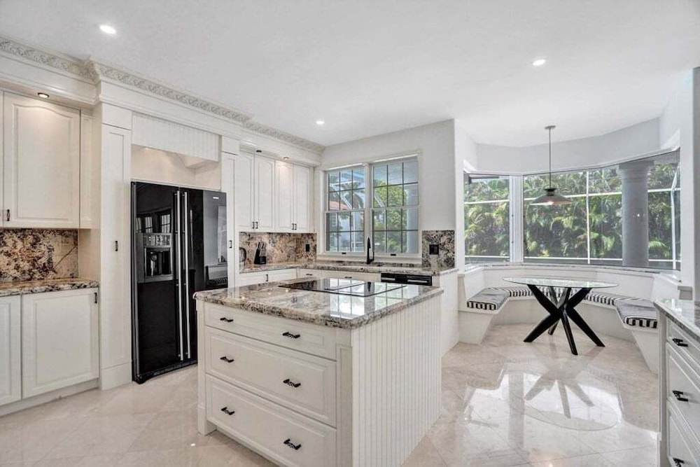 6br Elegant Hollywood Lakes Mansion W/ Pool & Spa 6 Bedroom Home