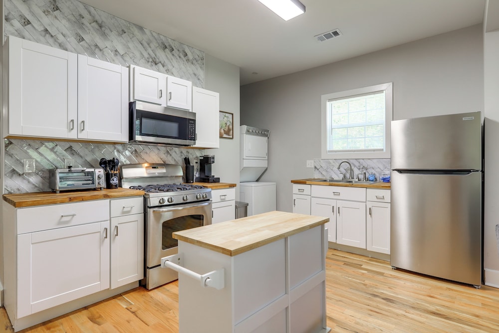 9 Mi to Dtwn Atl: Pet-friendly Apt w/ Yard