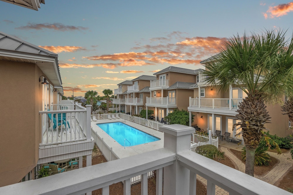 Escape to Sand Dollar Holler: Coastal Retreat, 3 Beds, 2.5 Baths, Sleeps 10!