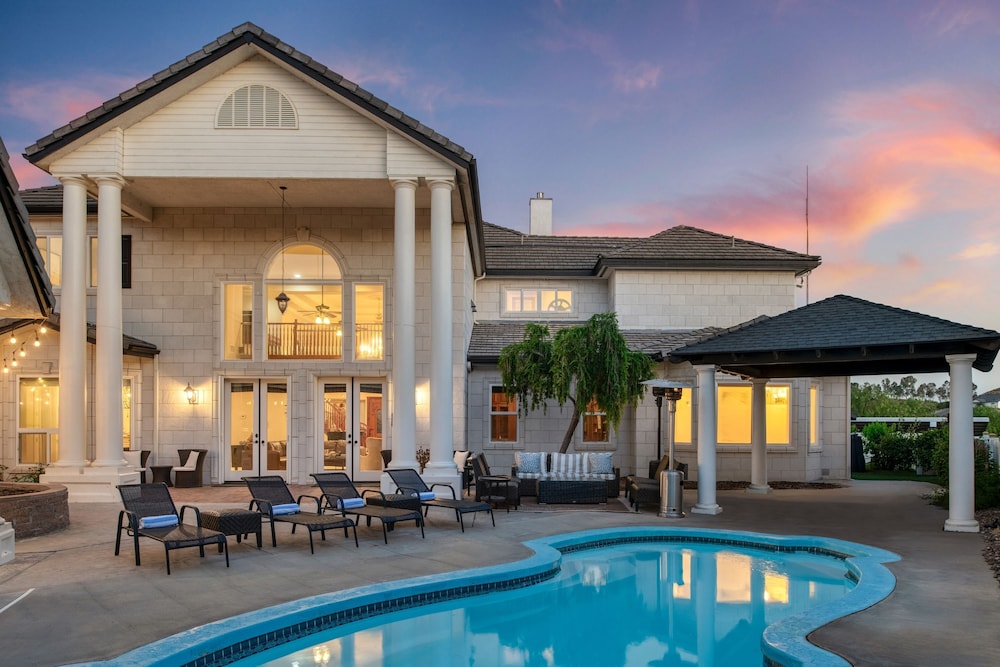 Grand Contento by Avantstay Extraordinary Estate w Pool Movie Room