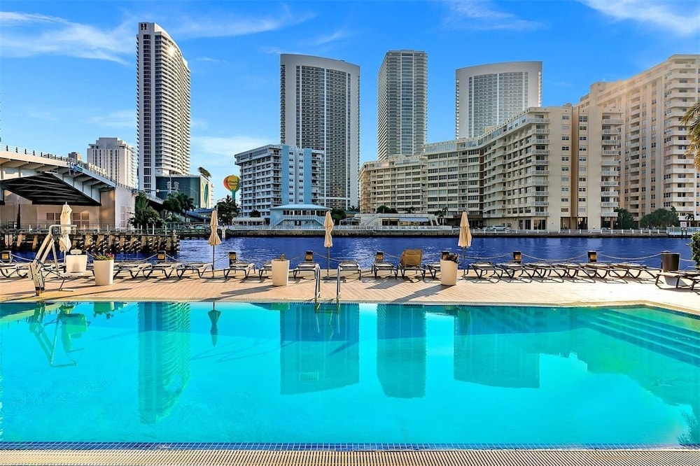 Luxury Ocean Views Apt 1208