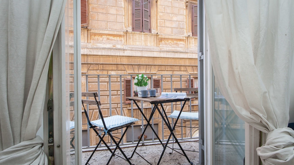 Rental in Rome Arenula Balcony