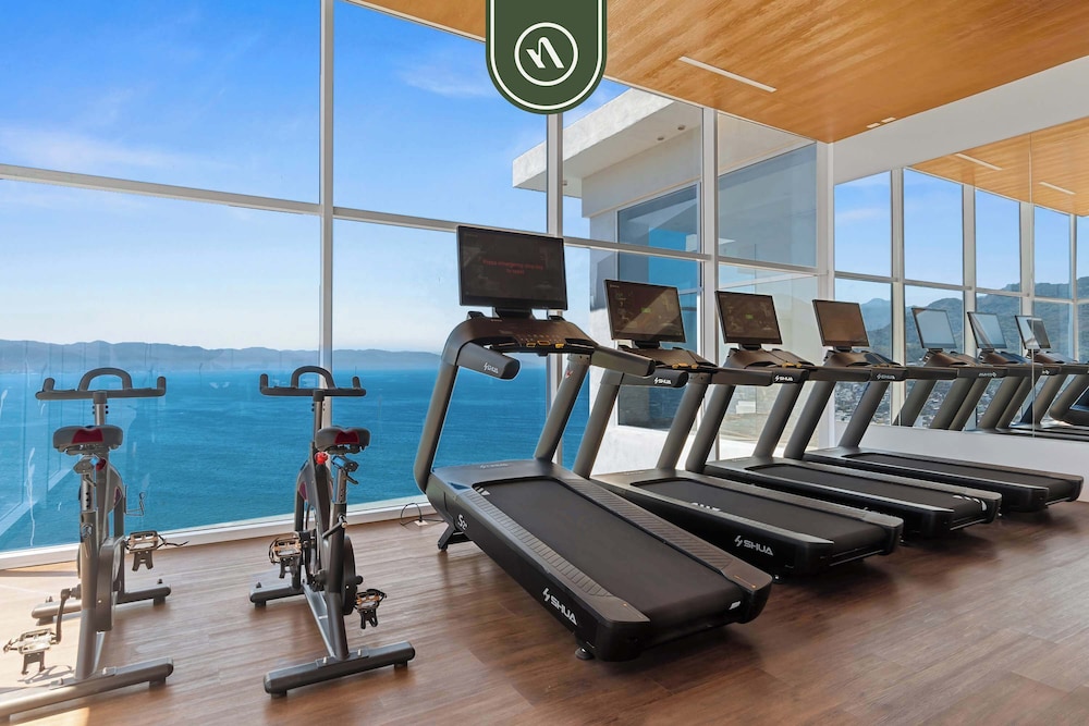 Elegant 1 BR Condo - Beachfront - Pools - King