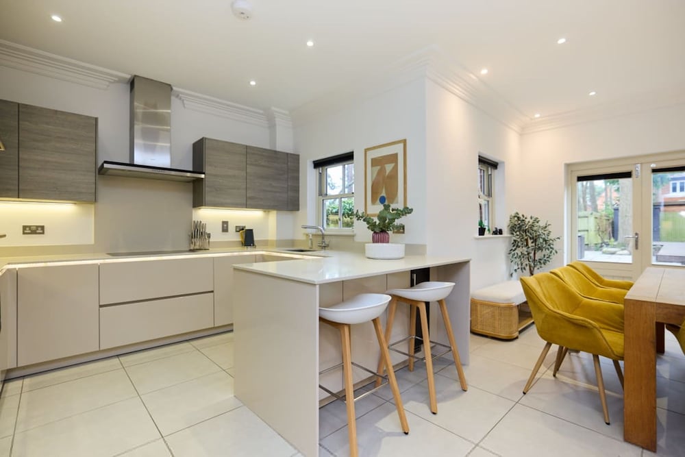 The Ascot Escape - Stylish 4bdr With Courtyard