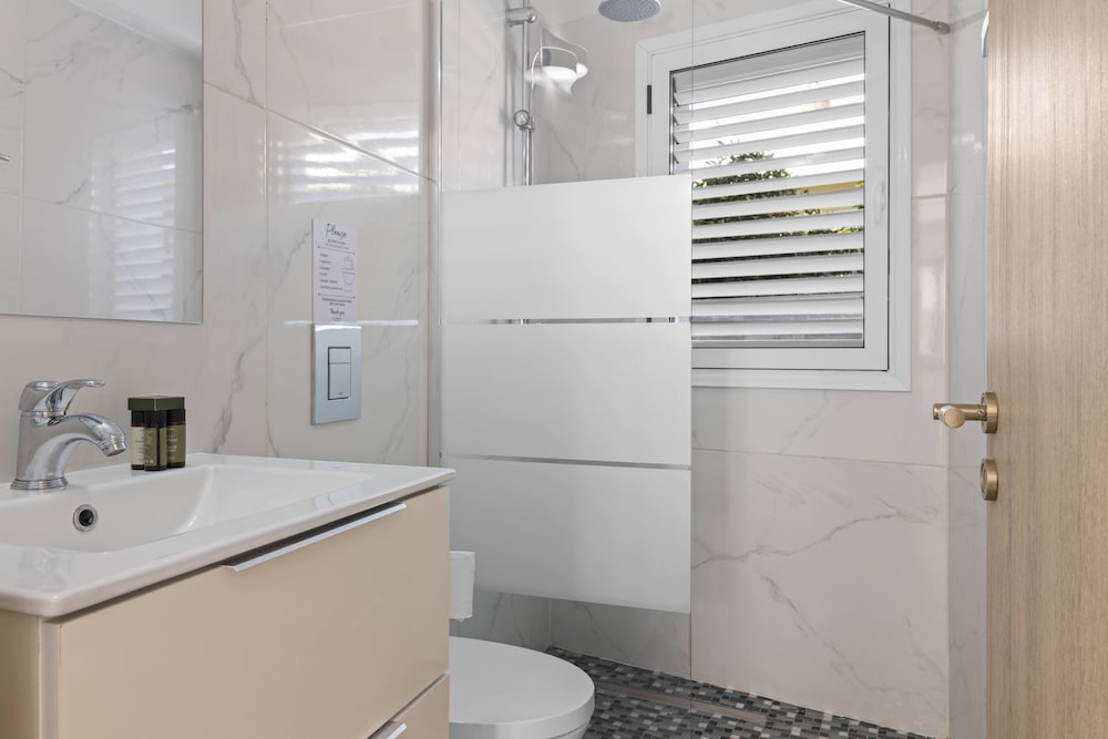 Phaedrus Living: Alkminis Seaside Suites Sand
