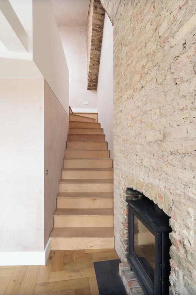 Rustic & Spacious 2BD Flat Near White City