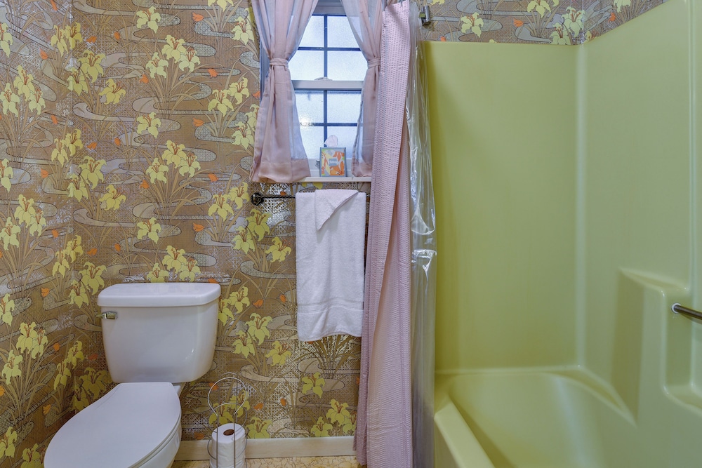 Vintage Chipley Getaway on Large Private Property - Property Image 34