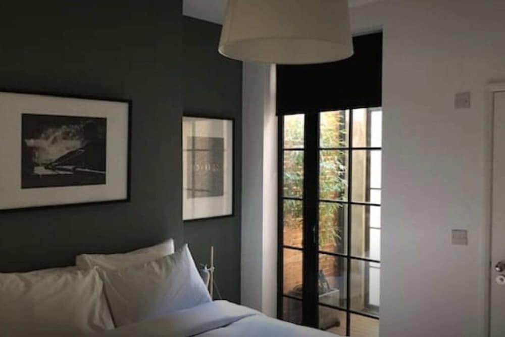 Stylish Newly Refurbished 2 Bedroom Flat With Terrace