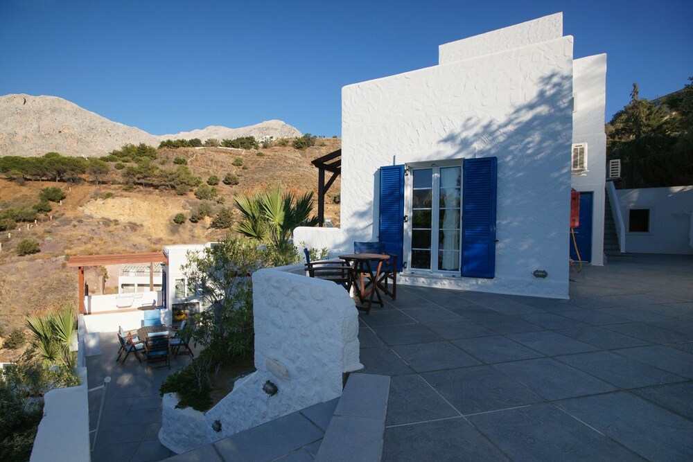 CALLIOPE MAILLE STUDIOS & APARTMENTS