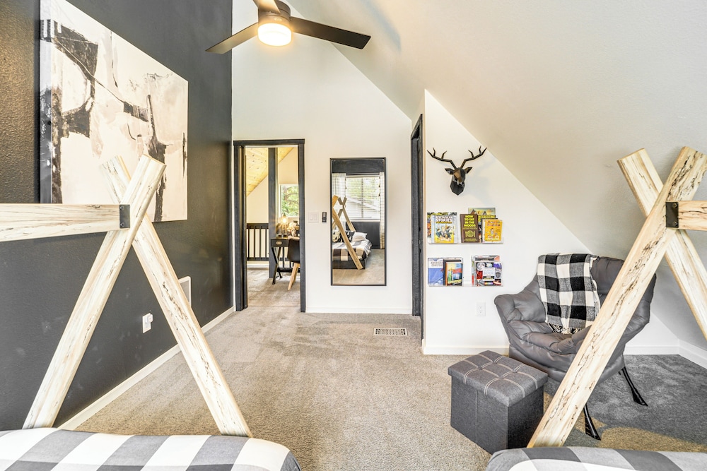 Walk to Trails: Modern Munds Park Mountain Retreat