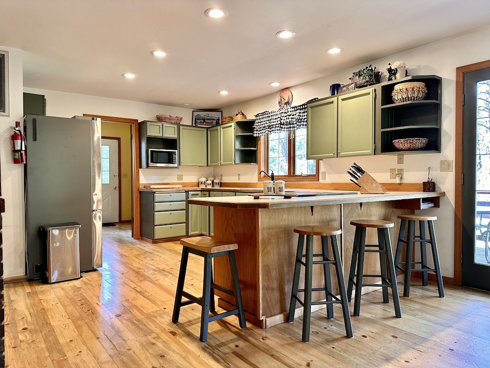 Blue Pine Forest Lodge 3 Bedroom Cabin