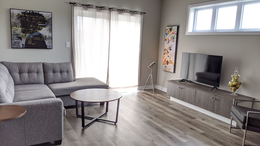 Boardwalk Homes - Executive Guest Rooms & Townhomes