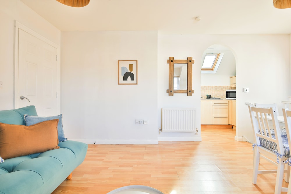 2 Bed House Near Beach with Free Parking