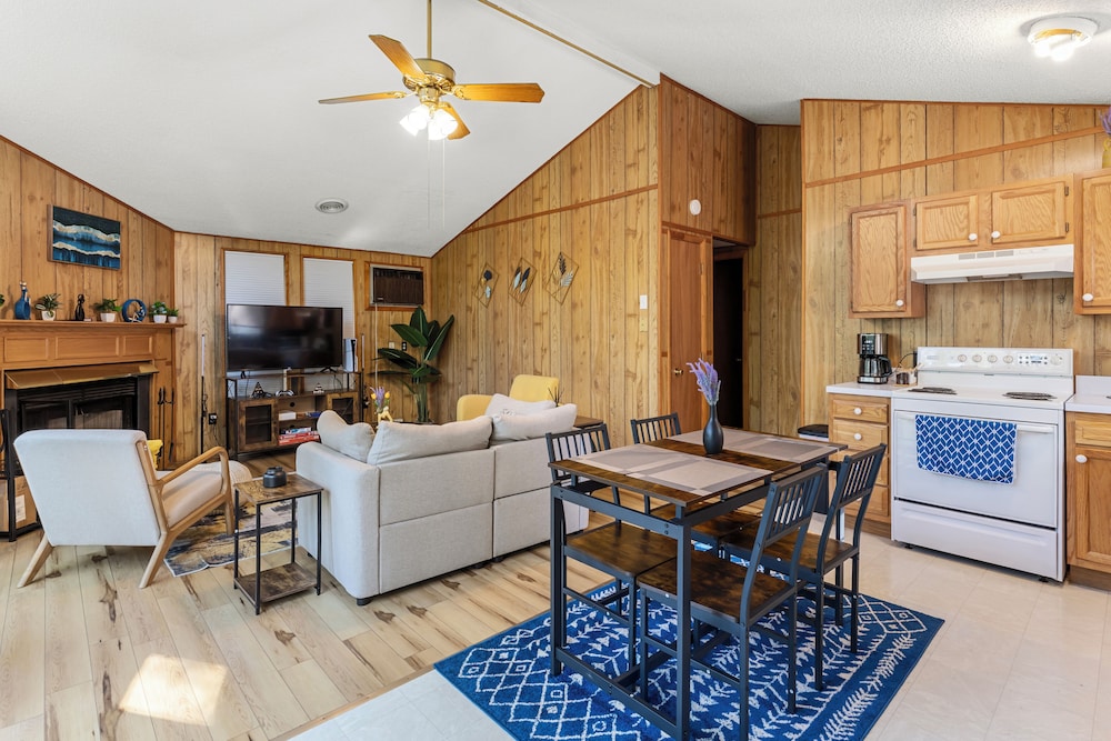 2-Bedroom cabin Hot tub Fireplace PS5