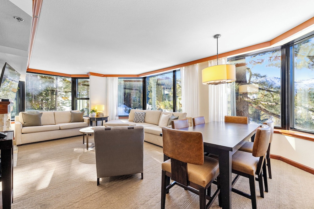 Condo w/ Fireplace & Community Perks