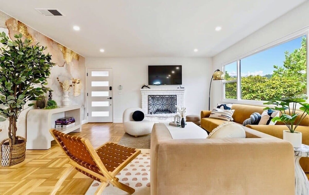 @ Marbella Lane - Stylish 4BR w/ Revitalizing View