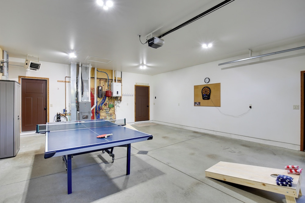 Game Room + Views: Family Retreat on Silver Lake