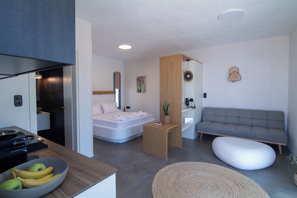 Thronos Suites