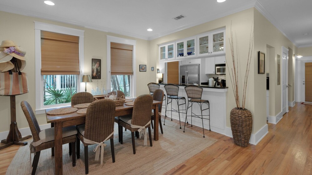 Dog-friendly Gulf Side Cottage & 6 Minutes to Beach + Community Pool & Bikes view 2
