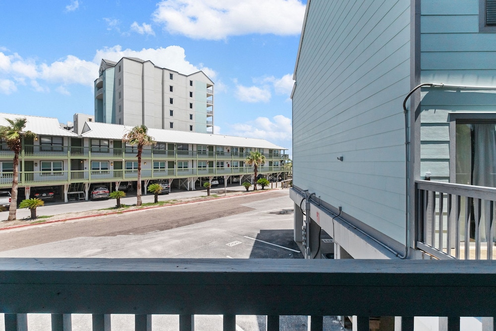 2BR Condo Beach Access Pool and Walk to Hangout