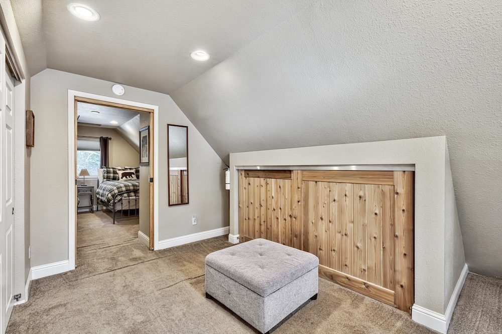 Dancing Bear Cabin Pet Friendly, Sleeps 4, Totally Cute! view 3