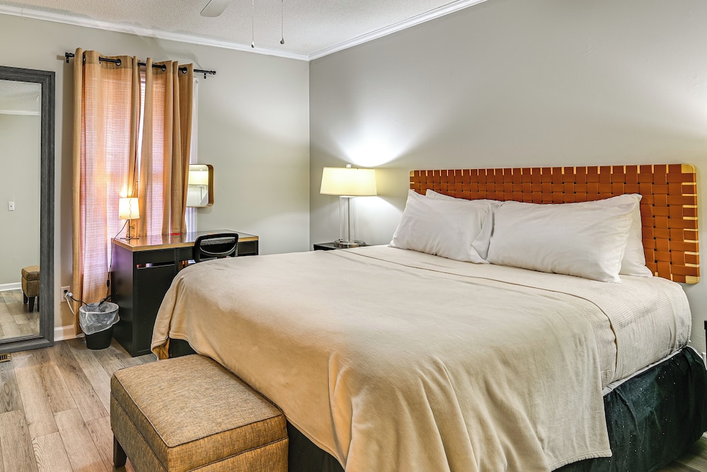 < 2 Mi to ECU & Medical District: Retreat w/ Patio