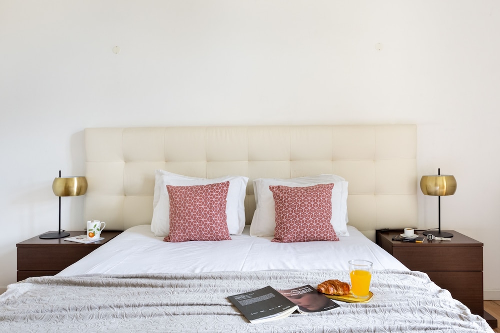 JOIVY Splendid 2BR Apt w/ parking&balcony, 10mins to Praça do Comércio view 5