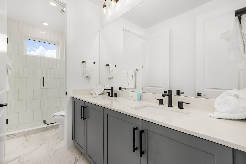 5350 Chasing Sunshine: 5bd/4.5ba Pool Home! 5 Bedroom Home