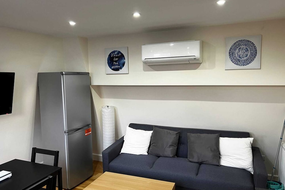 Cosy 3 Bedroom Apartment Next to the Emirates