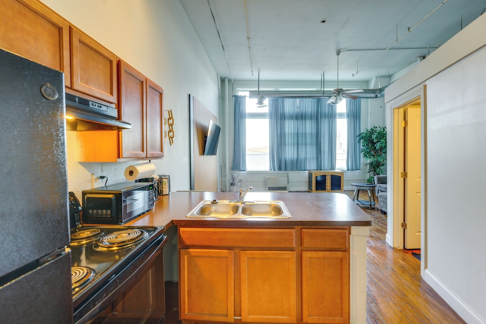Steps to Riverwalk! City-view Condo in Corktown