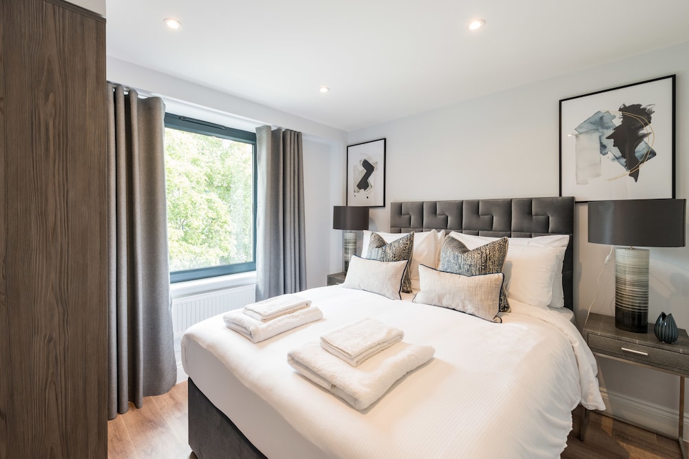 The Carlyle - Elegant Serviced Apartments