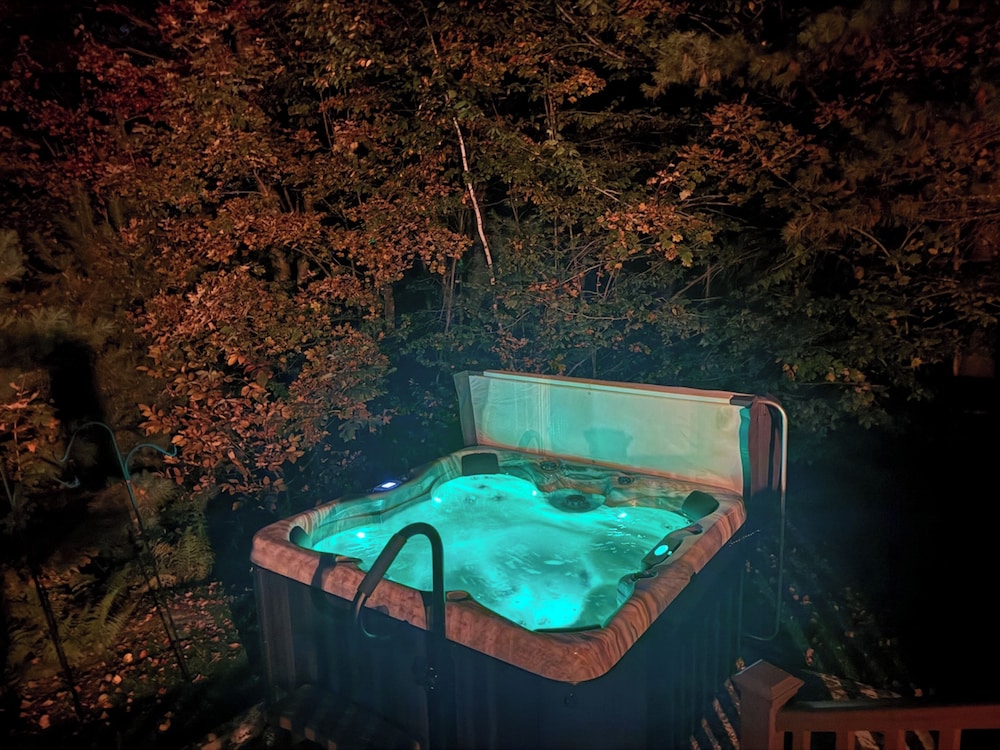 3BR Home w/ Private Hot Tub, Kayaks & Lake Views
