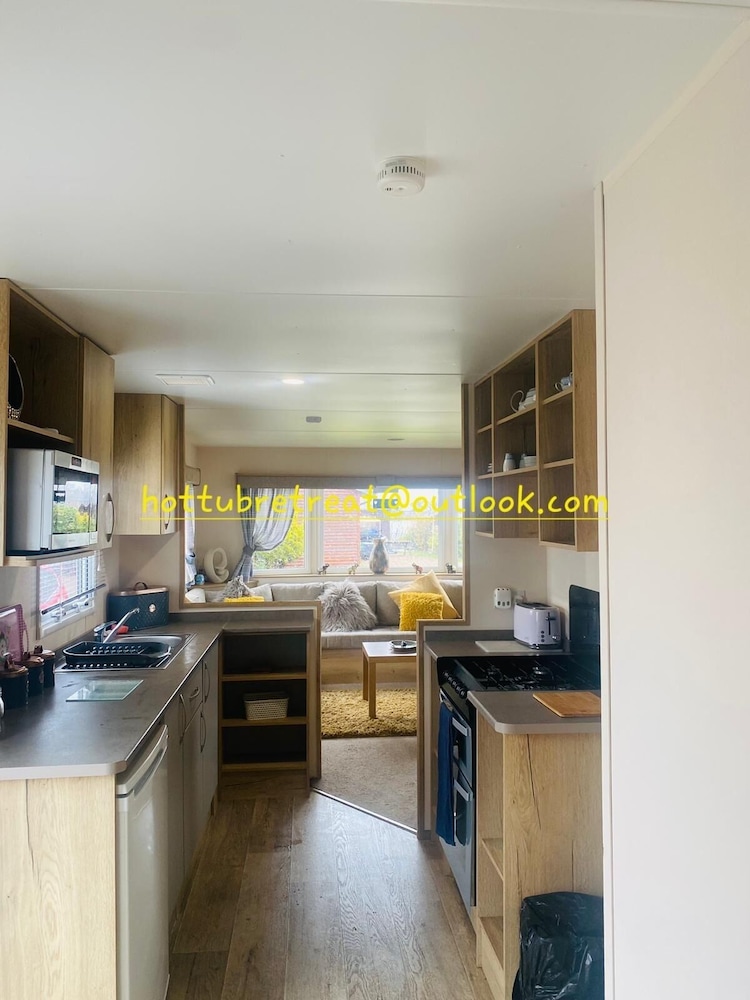 Cosy Hottub Caravan Retreat in Lincolnshire view 5