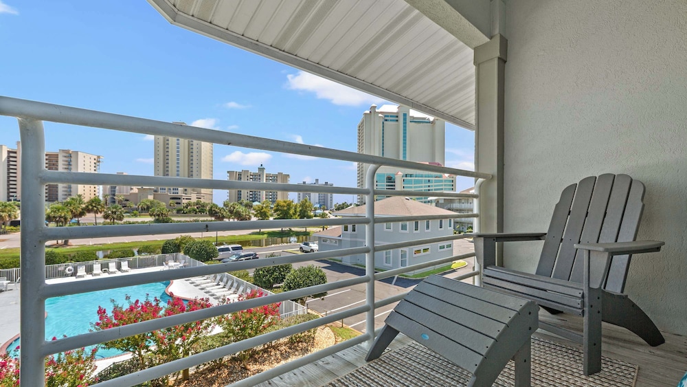 Cozy 3-bedroom Condo Comfy Living Space, Two Balconies, Outdoor Pool