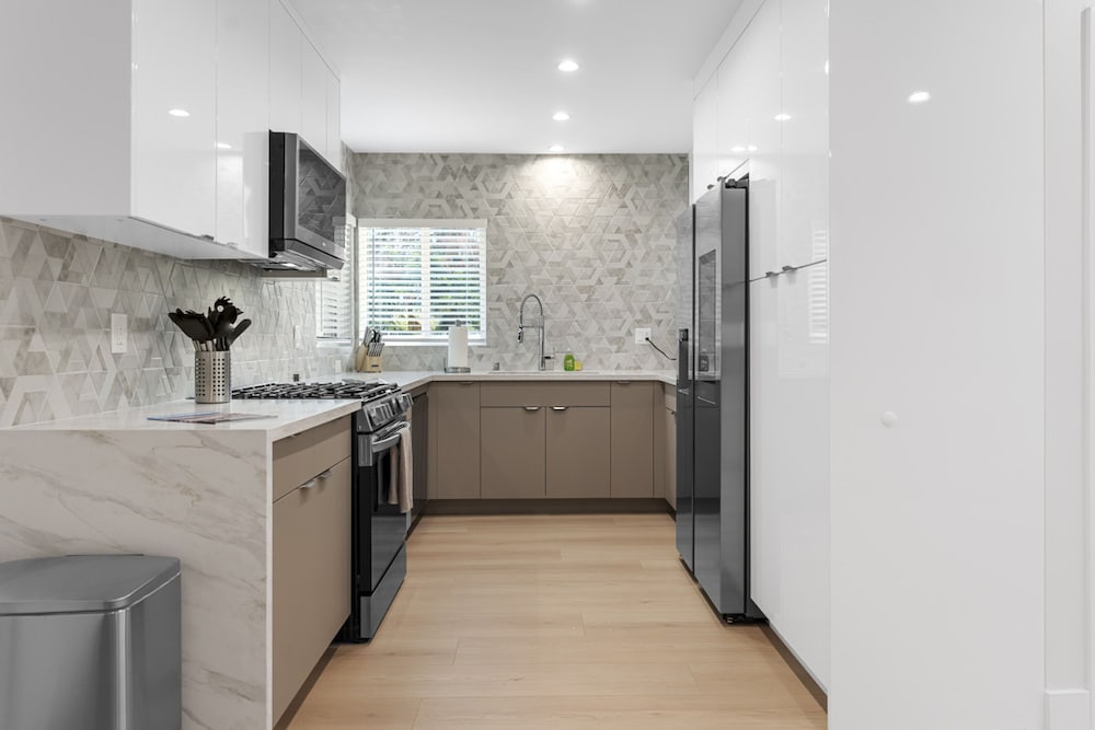 3BR House Fully Renovated 2025 Fenced Yard Patio Carport in Noho Arts District p85
