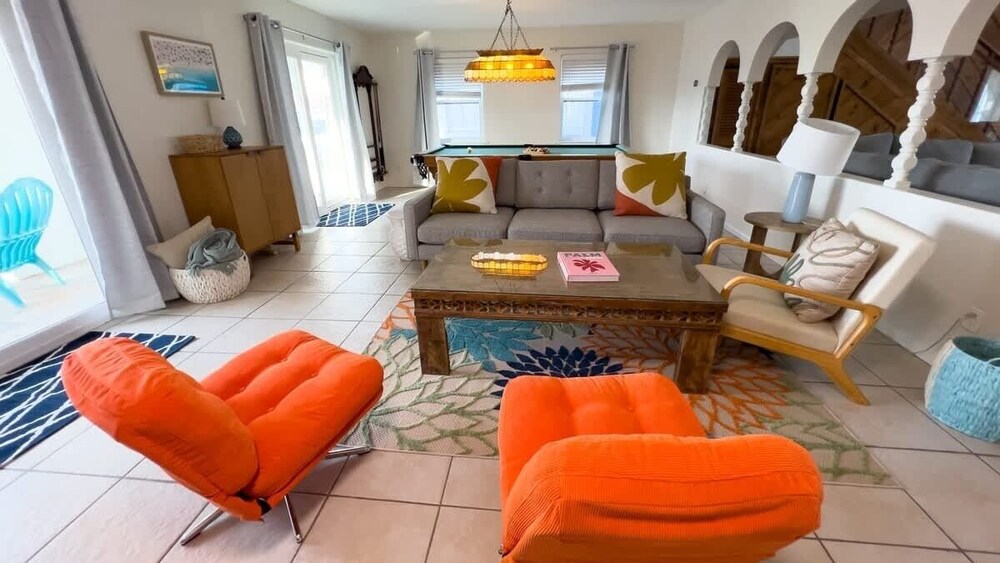 Fun Retro Island Vibe Sleeps 17 Beach 1 Block 4 Bedroom Home