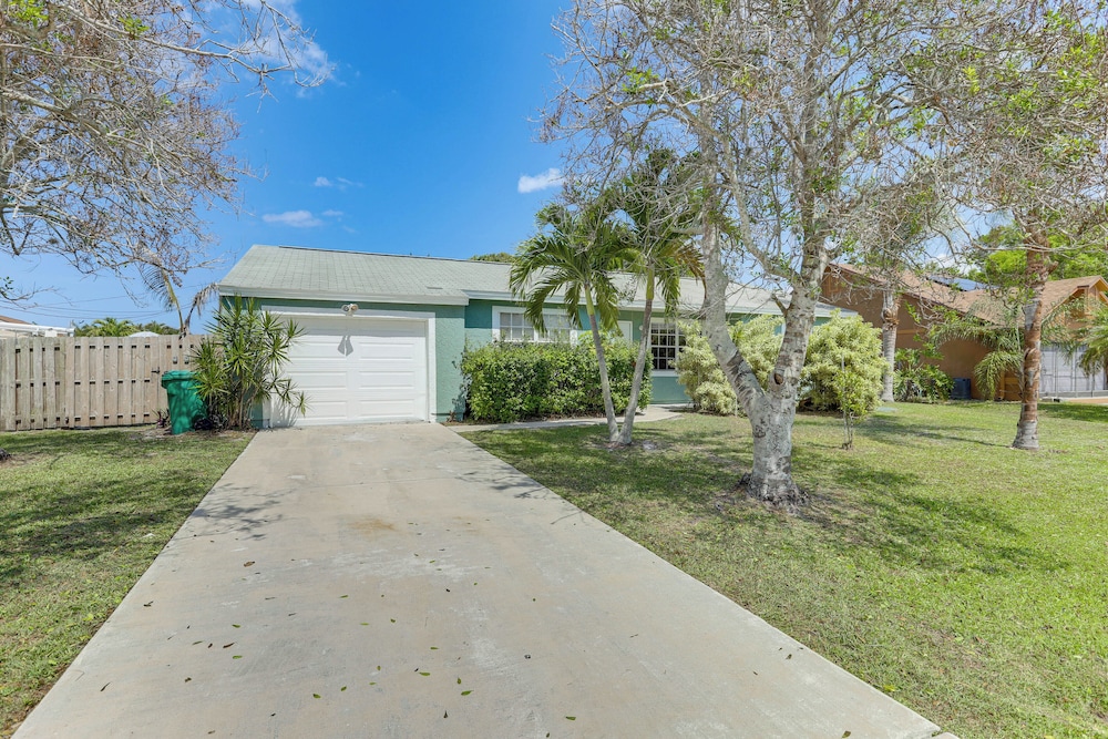6 Mi to Beach: Port St Lucie Home w/ Fenced Yard