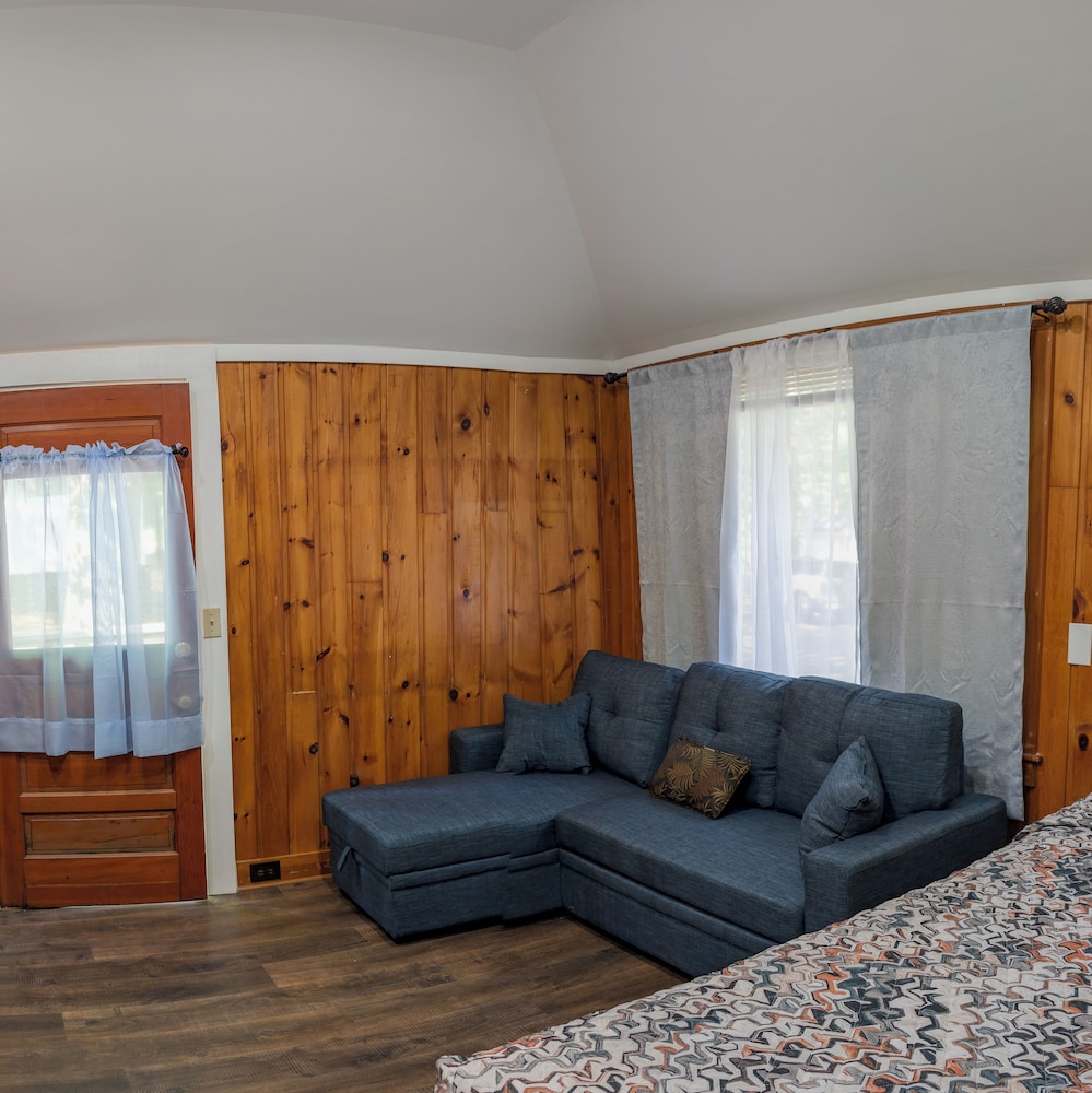 Hinckleys Dreamwood Cottages