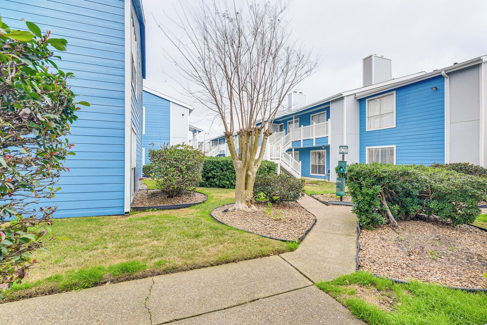 < 1 Mi to Beach: Galveston Condo w/ Fenced Patio